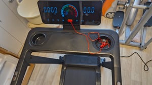 Běžecký pás se sklonem 10 % - Elektrický běžecký pás - Rychlost 1-12 km/h - Motor 3,0 hp - LED displej - Běžecká plocha 40 x 97 cm - Maximální hmotnost 120 kg Fotografie od zákazníka č. 1