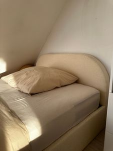Sofello Polsterbett Modern 90-200x200 Kopfteil abgerundet MOON Creme 180x200 Metall-Lattenrost Hochwertig Boucle Teddystoff Bett  und Stauraum Kunden-Foto 6