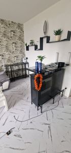 COSTWAY Tavolo da bar cucina, bancone da cucina con vano portaoggetti e poggiapiedi, bancone da bar con struttura in metallo, piedini regolabili, 120 x 50 x 106,5 cm, nero Foto del cliente 2