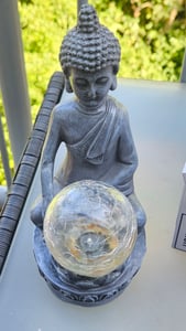 LED Solar Buddha mit Crackle Glaskugel Kunden-Foto 3