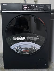 SHARP ES-MNFL814CMA-DE Waschmaschine Frontlader 8 kg, Energieeffizienzklasse A, 1400 U/min, Inverter Motor, AquaStop, Dampffunktion, MicroFiber-Filter, LED Touch Display – Mattschwarz Kunden-Foto 1