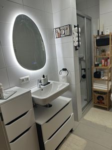 EMKE Badspiegel 60x80 cm Badezimmerspiegel mit 3 Lichtfarbe, Badspiegel mit beschlagfrei + dimmbar + Touchschalter Oval LED spiegel Kunden-Foto 2