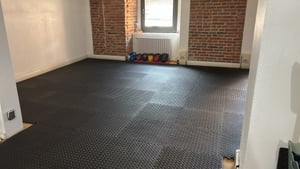 LEADZM 36 tlg Bodenmatte Set Schutzmattenset mit Endstücken Bodenschutzmatte Unterlegmatten Bodenschutz Schutzmatten Puzzlematte Poolmatte - 30 x 30 cm Kunden-Foto 2