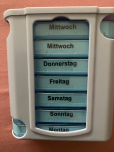BigDean 2er Mix Set Tablettenbox 7 Tage Morgens, Mittags, Abends & Nachts in Schwarz und Weiß – Medikamentenbox BPA-frei & Lebensmittelecht Kunden-Foto 1