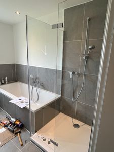 Cabina doccia EMKE 90x90x195 cm con ingresso angolare, porta doccia con parete laterale, porta a battente o pieghevole, vetro di sicurezza temperato da 6 mm con rivestimento nano. Foto del cliente 2