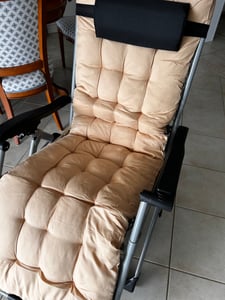 LZQ Składane leżaki ogrodowe do 160 kg, wyściełane leżaki z poduszką pod głowę, uchwytem na napoje i boczną kieszenią, leżaki relaksacyjne ze stalową ramą do ogrodu, tarasu i na kemping, kolor beżowy Zdjęcie produktu od klienta nr 1