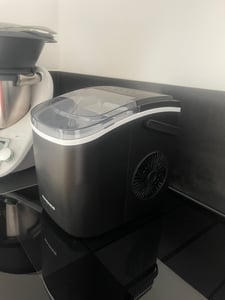 SONGMICS Eiswürfelbereiter tragbar, Eiswürfelmaschine mit Selbstreinigung, 2 Würfelgrößen, für Küche, Camping, Party, schwarz Kunden-Foto 3