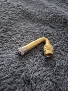 Prolunga valvola 90 gradi valvola pneumatico adattatore valvola angolare per camion bus 1 pz. Foto del cliente 1