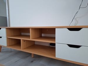 TV skrinka "Vare" lowboard 165 x 40 x 66 cm s 1 dverami 1 zásuvkou 3 otvorenými priehradkami biela/orechový vzhľad Fotografia od zákazníka č. 1