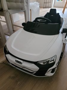 Audi RS e-tron GT  Kinderauto Kinder Elektroauto 12V mit Musik，breitem Sitz, verstellbarem Sicherheitsgurt Schwarz Kunden-Foto 13