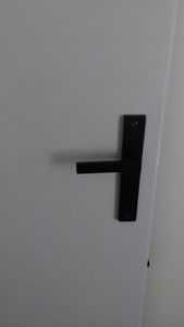 DOMINO Türgriff Blind Drückergarnitur | Langschildgarnitur | Türklinke für Zimmertür, Bürotür, Kellertür & Innentür | L-Form | Türbeschläge aus Aluminium | Schwarz Türdrückergarnitur | QUBIK BLACK Kunden-Foto 1