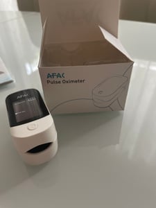 Pulsoxymeter Finger Puls Oximeter Messgerät Sauerstoff Blut Sauerstoffsättigung SpO2 Pulsoximeter Inklusive Trageschlaufe Aufbewahrungstasche und Batterien Fingerpulsoximeter Kunden-Foto 1