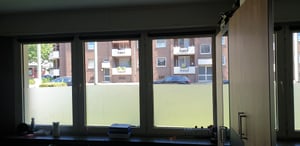 Verdunklungsrollo 100x130cm Schwarz Thermorollo Fensterrollo Klemmfix ohne Bohren Seitenzugrollo Sonnenschutz Wärmeschutz Blickdicht Rollo Kunden-Foto 2