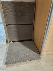 Heikoeco® L-förmige Kratzbretter Katze mit Ballspielzeug (Holz mit Katzenminzball, 40 cm Breit) Kunden-Foto 1
