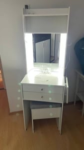 COSTWAY Make-up tafel met krukje, oplaadstation, verlichting, spiegel, lades en een inklapbaar tafelblad, geschikt voor kleine ruimtes Klantenfoto 1