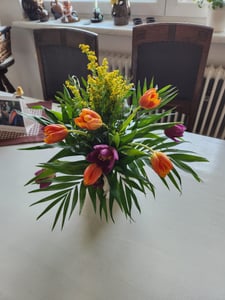 Bouquet « Messager du printemps » – Tulipes fraîches et fleurs colorées pour le printemps et la décoration, carte de vœux e incluse Photo du client 2