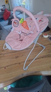 MoMi GLOSSY – Babywippe mit Musik, Vibration, Spielbogen, Tragegriff – Rosa Kunden-Foto 1