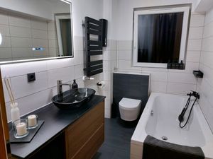 AICA LED Badspiegel 140x80cm mit Beschlagfrei Uhr Badezimmerspiegel 3 Lichtfarbe 3x Vergrößernder Kosmetikspiegel Dimmbar Memory-Funktion IP44 Kunden-Foto 2