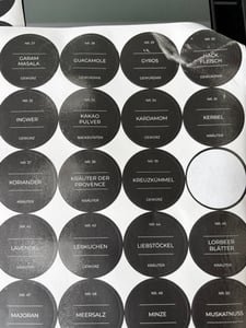 24x Gewürzgläser Schwarze Deckel inkl. 240x Etiketten, 30x Streueinsätze, 1x Edelstahl Trichter, 1x Reinigungsbürstchen Vorratsgläser eckig Kunden-Foto 8