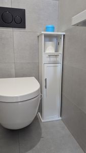 Relaxdays Vrijstaande toiletrolhouder met 2 vakken, badkamerplank, breedte x hoogte x diepte: 77x18,5x17,5 cm, toiletpapierkast, wit/zilver Klantenfoto 3