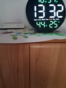 Digitale Wanduhr mit Fernbedienung, LED-Uhr mit 10-stufiger Helligkeitsregelung und automatischem Dimmen, Wandkalender mit Timer-Countdown-Funktion Kunden-Foto 1