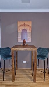 FineBuy Bartisch Massivholz Sheesham 80 x 80 x 110 cm Bistro-Tisch modern Landhaus-Stil Steh-Tisch quadratisch dunkel-braun Natur-Produkt Massiv-Holz Kunden-Foto 1