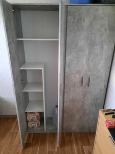 mokebo® Mehrzweckschrank o. Besenschrank 'Der Lange', auch als Haushaltsschrank o. Putzschrank mit Staubsaugerfach für Akkustaubsauger (Max. 141x26x34 cm) in Anthrazit-Schwarz aus Holz Kunden-Foto 1