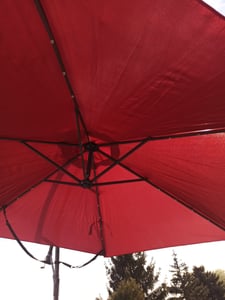 KINGSLEEVE® Ampelschirm LED Beleuchtung UV Schutz 80+ Solar Ständer Schutzhülle Windsicherung 300cm Groß Kurbel Balkon Terrasse Garten Sonnenschirm Rot Kunden-Foto 2