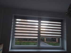 Sonello Doppelrollo Klemmfix ohne Bohren Duo Rollo Klemmrollo Sonnenschutzrollo Fensterrollo für Fenster & Türen Zebrarollo Seitenzugrollo 105cm x 130cm Grau Kunden-Foto 3