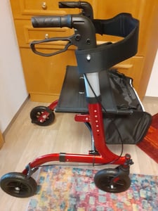 Safe Age® Rollator: Leicht und faltbar – mit Sitzfunktion – für drinnen und draußen – inklusive Rückenlehne und Gehstockhalter" Kunden-Foto 1