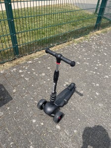 LifeGoods MultiRider Kinderroller - Roller 3-8 Jahre - Höhenverstellbarer Sitz - Leuchtende LED-Räder - Jungen/Mädchen - Lila Kunden-Foto 1