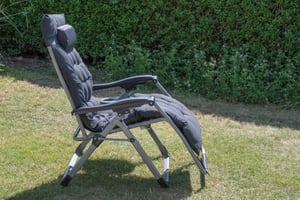 LZQ Gartenliege Klappbar bis 160 kg, Gepolsterter Liegestuhl mit Kopfkissen, Getränkehalter & Seitentasche, Stahlrahmen Relaxliege für Garten, Terrasse & Camping, Schwarz Kunden-Foto 5