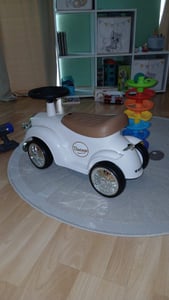 Rutschauto Classic 1930 für Kinder (1–3 Jahre) – mit Hupe, Stauraum & Kippschutz – Retro Rutschfahrzeug inkl. Geschenkbox Weiß Kunden-Foto 2