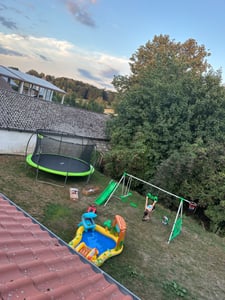 Grande parco giochi per bambini con altalena, scivolo e canestro da basket, verde Foto del cliente 1