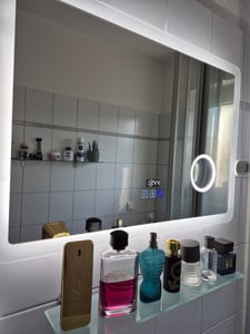 Badspigel mit Steckdose 80×60cm Bluetooth LED Schminkspiegel Kalt/Neutral/Warmweiß dimmbar Memory Beschlagfrei eine Stunde automatische Abschaltung Wandschalter Spiegel mit LED Beleuchtung Kunden-Foto 1
