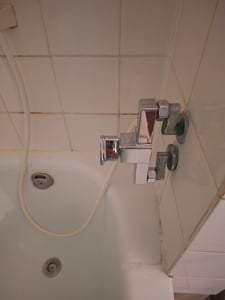 Moderne, verchromte Wand-Duscharmatur mit Warm- und Kaltwassermischer Kunden-Foto 1