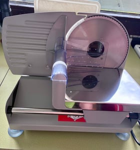 Bomann Allesschneider mit Ø 190 mm Edelstahlmesser | elektr. Brotschneidemaschine mit stufenlos einstellbarer Schnittstärke (0–15 mm) |  MA 451 CB Kunden-Foto 1