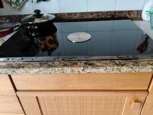 AEG Piano cottura autonomo / Induzione / Serie 6000 Flex / Hob²Hood / Comando a cursore / 70 cm / Montaggio a parete / 4 zone di cottura / Funzione ponte / Funzione Power / Chiusura a prova di bambino OIO74B00IB Foto del cliente 1