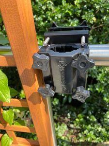 KESSER® Premium supporto per ombrellone universale per balconi - supporto per ombrelloni quadrati e rotondi | supporto per ombrelloni per balconi e terrazze alta flessibilità | forte forza di serraggio Foto del cliente 1