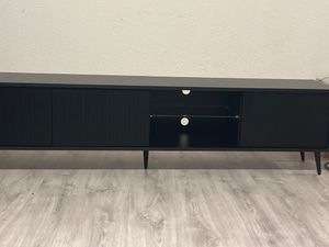 Lavagna Selsey TV Bello nera con illuminazione a LED bianca, frontale a doghe e piedini dorati, larghezza 175 cm Foto del cliente 1