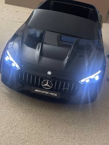 COSTWAY, auto elettrica per bambini a 12V, modello Mercedes-AMG, con luci LED, telecomando 2,4G, musica e clacson. Auto elettrica adatta a bambini fino a 25 kg, ideale per bambini dai 3 anni in su Foto del cliente 2