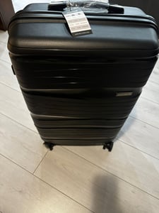SKYCASES Travel One – Mittelgroßer-Koffer 68 L - Hartschalenkoffer aus Polypropylen – mit 4 Rollen & Kombinationsschloss – 41 x 24 x 69 cm - Hellrosa Kunden-Foto 1