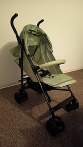 MoMi AKIRA – Ultraleichter Baby Kompaktbuggy 6,7 kg mit verstellbarer Rückenlehne & Drehbügel, inkl. Tasche & Moskitonetz, bis 15 kg – Grün Kunden-Foto 2