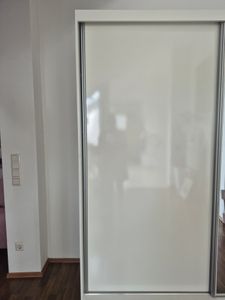 Schwebetürenschrank Kleiderschrank Schrank 203cm Weiß/Weiß semigloss mit Spiegel und Zierleisten Pola 35 Kunden-Foto 5