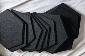 UISEBRT 12x akustické panely 30x26cm šesťuholník čierne, zvukovoizolačné stenové panely, zvuková izolácia s vysokou hustotou, pohlcovač zvuku pre domáce kino štúdio kanceláriu Fotografia od zákazníka č. 3