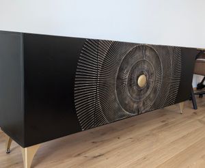 riess-ambiente Handgearbeitetes Sideboard GOLDEN SUNSET 140cm schwarz mit 3D Schnitzereien gold Mangoholz Metallbeine Kunden-Foto 1