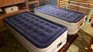 FCH Luftmatratze mit eingebauter Pumpe,190 x 99 x 45CM Blow-up-Matratze mit weicher stromfleischiger Oberseite, Aufblasbarer Mattress Kunden-Foto 1