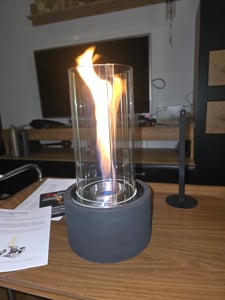 Stolný krb Firell CURL Black z čierneho betónu - Bioetanolový krb do interiéru a exteriéru - Extra dlhá doba horenia - Stolný krb s patentovaným vírivým plameňom Fotografia od zákazníka č. 6