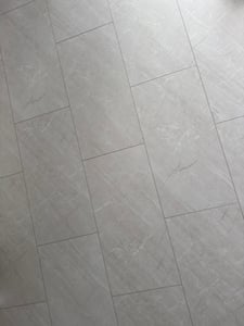 1 m² - Stilewo Klick-Vinylboden Fliese Steinoptik Bodenbelag wasserfest, robust, pflegeleicht - White Marble Kunden-Foto 1