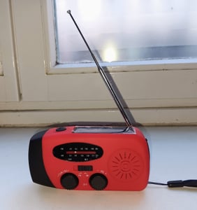 Solar radio, Solar Kurbelradio mit LED-Taschenlampe, Notfallradio AM/FM Wetter, 2000mAh Akku, Handkurbel-Dynamo, Powerbank für Smartphone Kunden-Foto 7